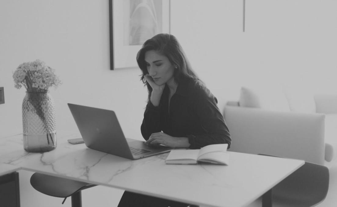 Espacio de trabajo de análisis SEO con herramientas y métricas