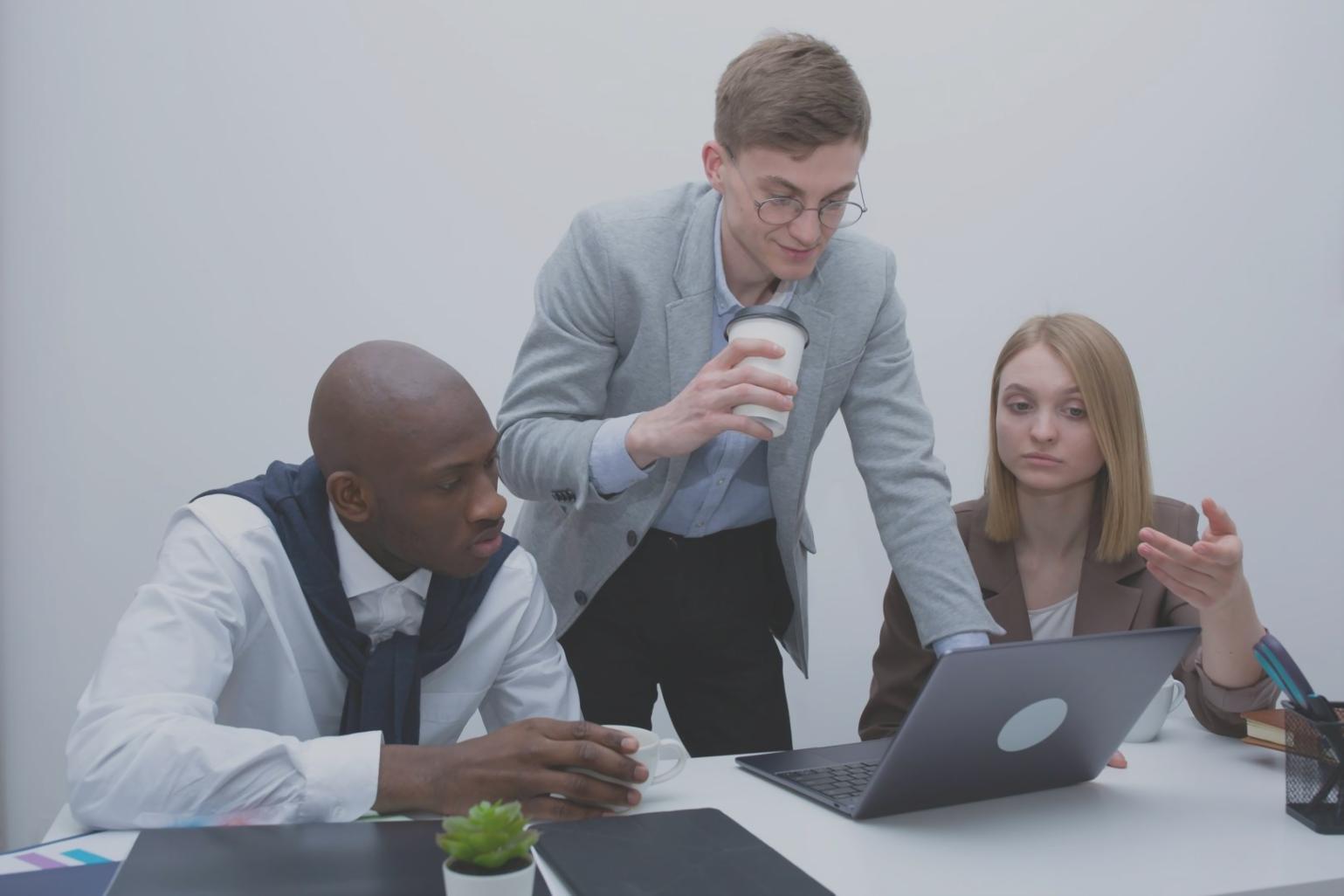 Estudiantes trabajando en análisis SEO técnico